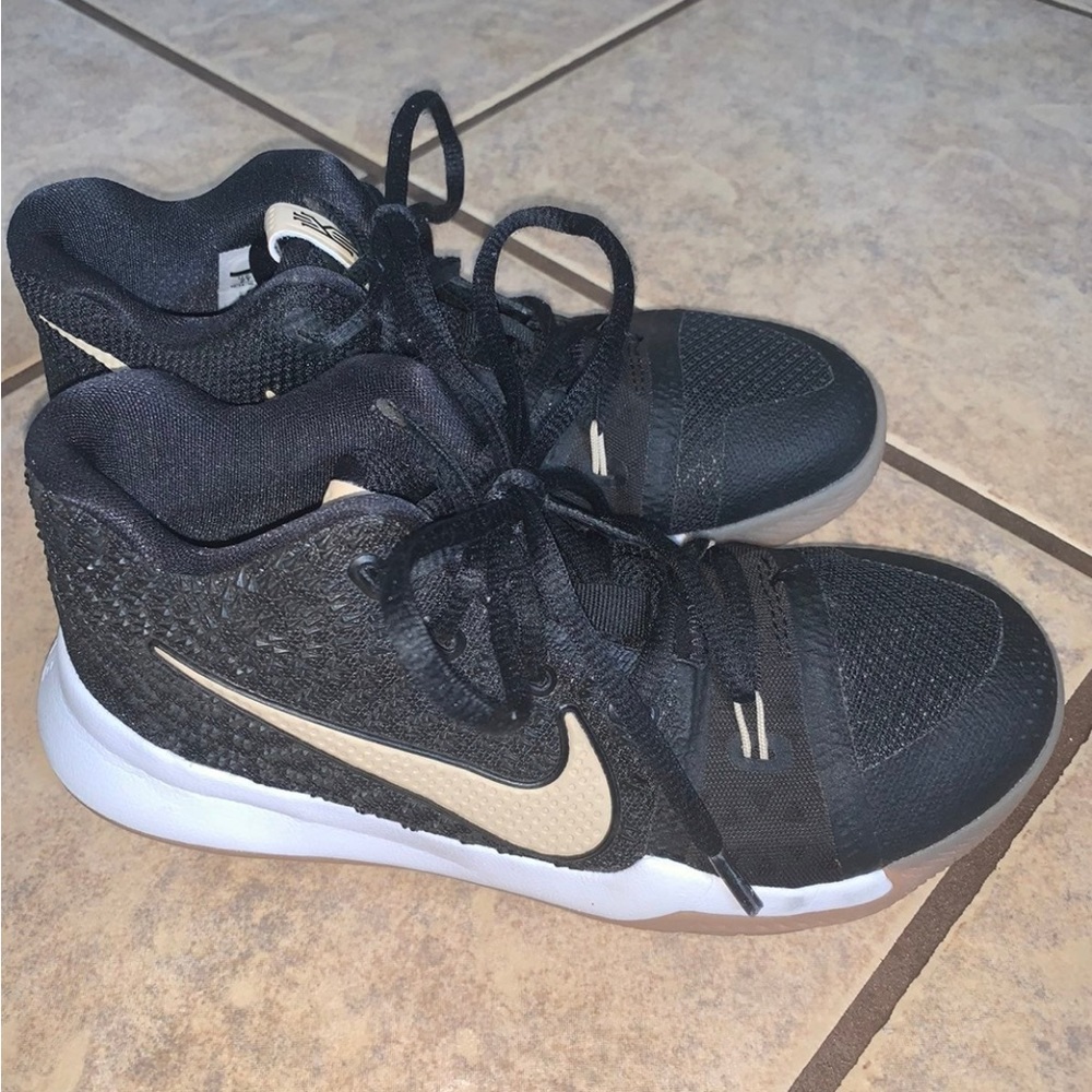 Nike boys Kyrie sz 2 basketball shoes linen/gum real rubber sole!